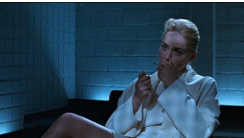 《本能：未剪辑版》-强尼·博主演，白丝巾冰锥刺死女友震撼大片视频