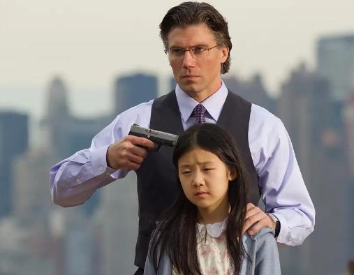 《暂告安全》：帽子叔被追杀，落魄大叔与小女孩的温情逃亡动作电影