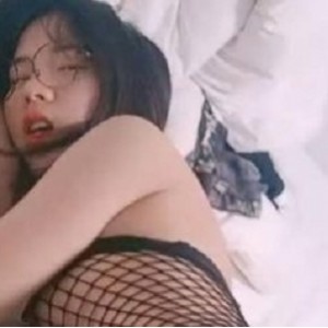 可爱调皮的网袜黑丝小姐姐