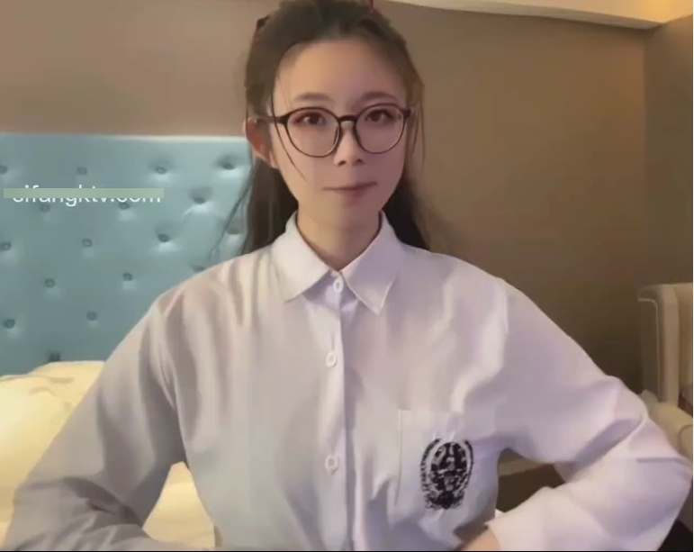 眼镜反差学生妹《司雨》女仆服装和婚纱私拍