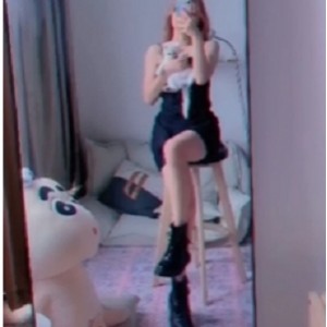 优质妹子《一只萌宠》举牌女神