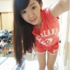 19岁粉嫩妹妹的私房作品视频