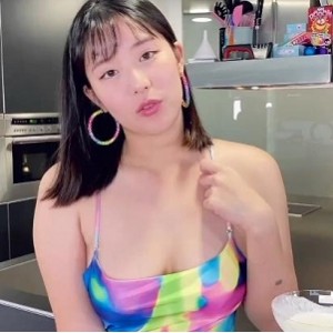 留学生欧祖儿穿高跟鞋长裙在厨房和男同学激烈战斗