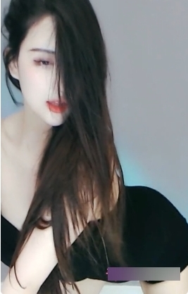 虎牙超高颜值女主播《苏樱》展现完美舞姿