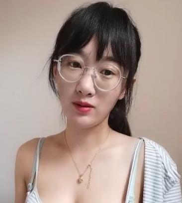 素人大胆老师办公室备课竟然还要展示