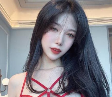 高颜值网红美女-抖娘利世定制新作红se+you惑