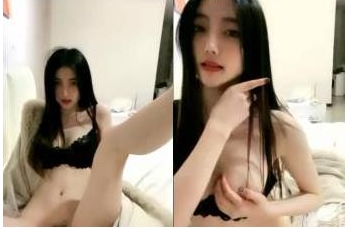 某推优质妻子猫猫2022年首次直播打扑克表演