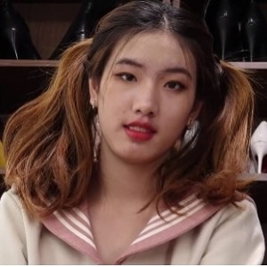 《Ayan》 首次展示双马尾超短裙棉袜脚