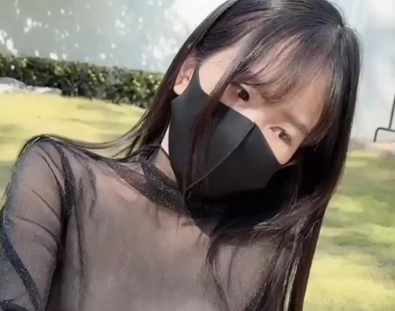 【粉色情人】+双马尾妹子的温泉打粑粑与花园打粑粑【2V，986M】