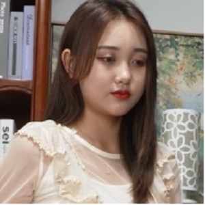 《 李晓丽》展示她的性感的39码大脚丫 脚