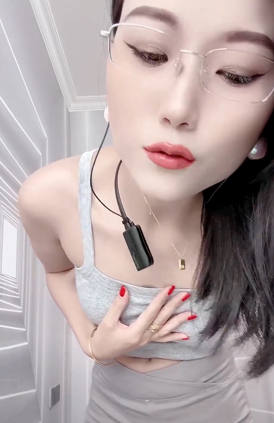 【快手】冷美人+轻熟御姐+紧身裤后背摇+背影美臀太诱惑了