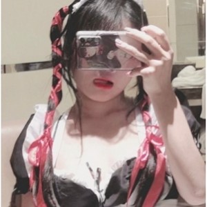 推特《qiongqiong》小妹子展示自拍