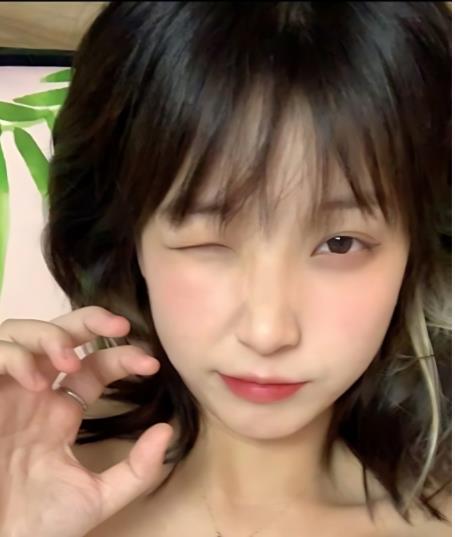 00年清纯女大学生李雪莹宿舍自拍展示+[4四人游-225M]