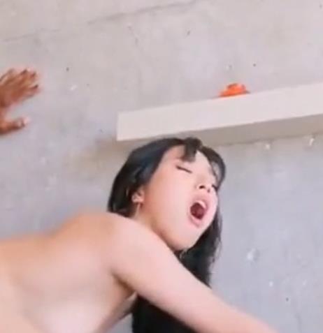 漂亮高跟白丝美女被老黑教育得非常的满意，视角冲击强烈，这表情也诱人[1V-401M]