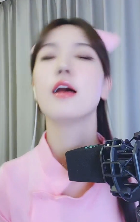 【花椒当家花旦宁依纯】+护士装诱惑热舞+性感露背长裙热舞