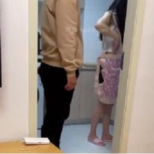 海角社区-绿M看着老婆被前男友和工地瓦工C [2V-450M]