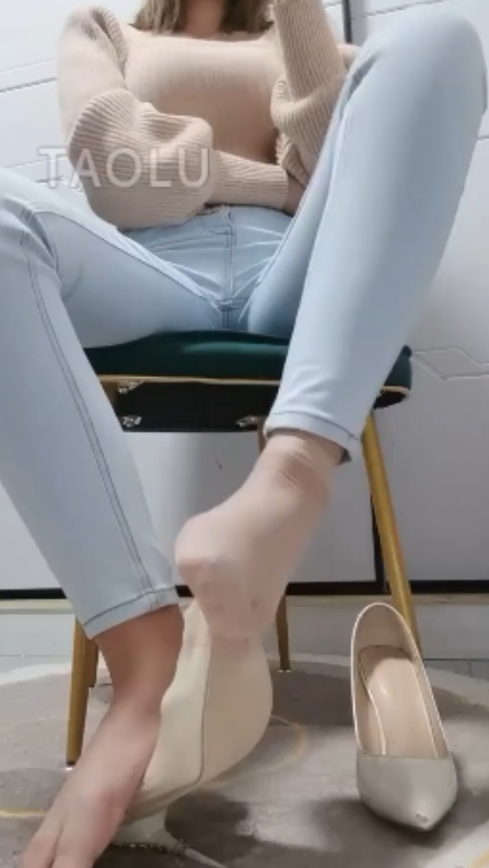 套路直播白桃S-第一视角-春节专场：踩爆x+贴脸剐舌头物件牛仔短丝【2V】【716MB百度云】