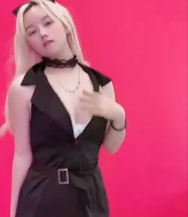 [转载搬运]+快手玲儿超甜小玲铛粉丝群定制热舞+[32v+867M][百度盘]