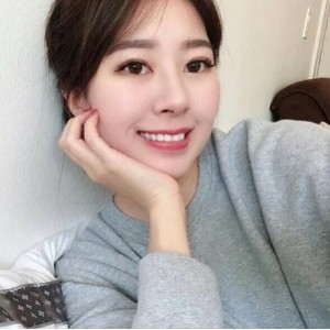 就读新闻系的高颜值IG网红征服[30V-2G]