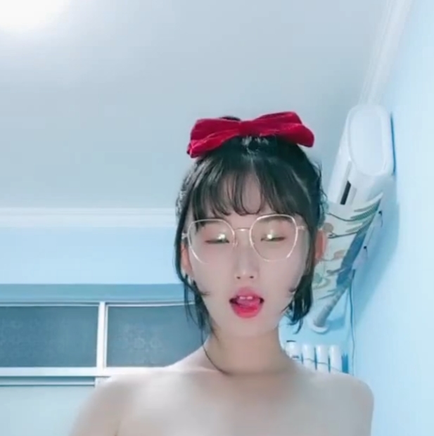 6.29【小九玥】年轻小美女+服装装扮诱惑放飞自我【4.4g】