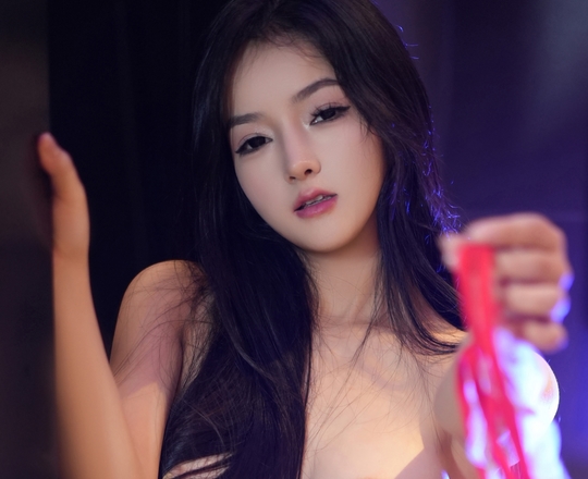 ?秀人网+谭小灵?优质身材+一丝不挂+表情勾人+某头清晰漏【2.7G