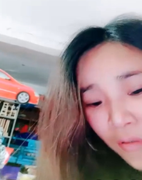 小卖部放飞自我【小妹水多】下面喷的吱吱作响~上面人多+