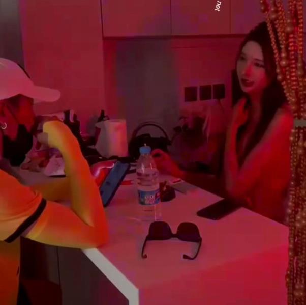 颜值巅峰网红主播[欣桐]诱惑美团小哥[1V-220M]