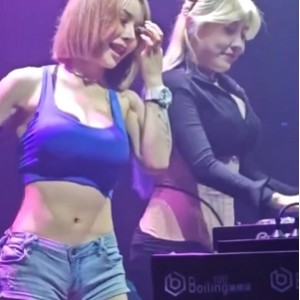 DJ热舞翘臀抖馒头,黑丝少妇热舞，老熟女肉丝广场舞后推车大东西光“阴”素人露脸油亮有趣跳舞[1347V/15.08G/百度盘]