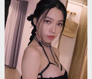 黑裙高跟大N美女吃J~PAPA+（1V-1G）