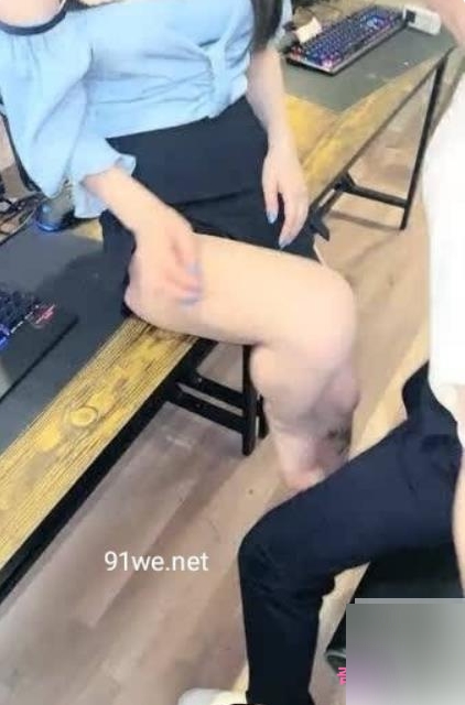 顶级美少女网吧包厢里激战泽美