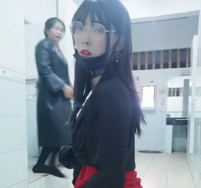 清纯眼镜长腿系在女厕公然修洞无视身边上厕所的人一脸懵逼清洁大妈见过世面淡定无比