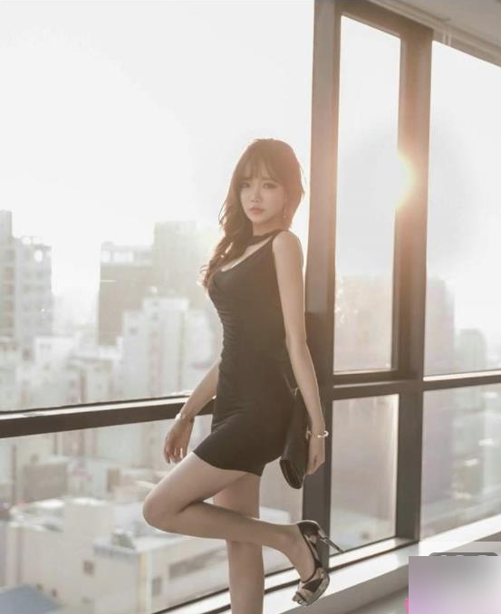 网红夏花花：美少女学生服装私房尺度照片曝光，精彩表演给你带来温暖快乐