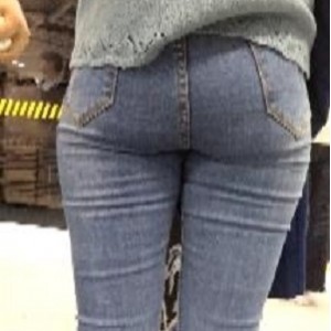 街拍地铁翘臀臀紧身牛仔裤美女作品一部