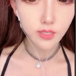 半塘高颜值女主播_噜噜黎里作品四部