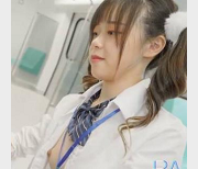 麻豆新人女星尤莉+Yuri地铁上互动