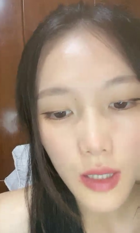 清纯萌妹子朴信惠鏡頭前放飞自我，道具互动揉揉露臉现场表演639m