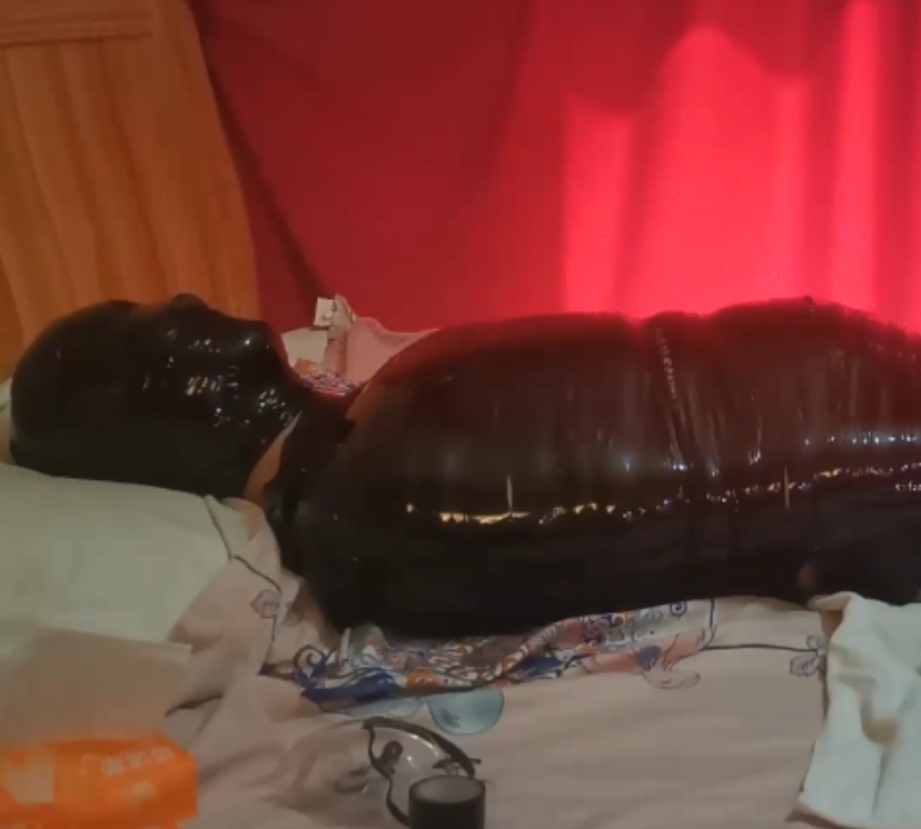 山东女王紫露凝萱合集下载：绑住男的牛志，35.7G视频欣赏