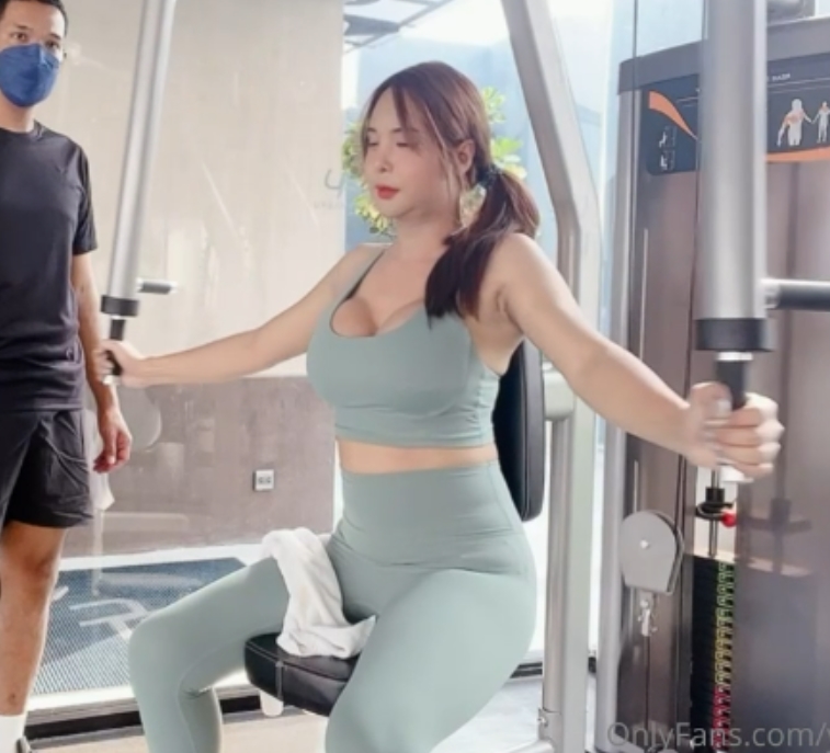 观众们热议不断,也让YOSHI的知名度不断攀升。想要收藏这个精彩的合集,就赶快在百度和ED2K上搜索吧!让YOSHI的魅力尽情展现,让粉丝们心驰神往!