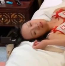 三人游自拍视频曝光，大学生美眉妇气质S表情惊艳无比