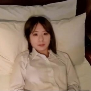 FC2乖巧L莉自拍露脸不打码，车牌号3139793，颜值身材正中靶心！