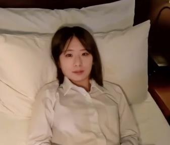 FC2乖巧L莉自拍露脸不打码，车牌号3139793，颜值身材正中靶心！