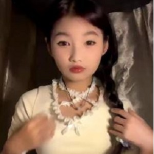 校园盗摄大学生兔瑶瑶宿舍直播故事，5V2G资源曝光！