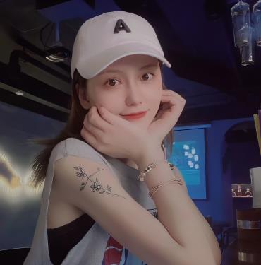 南航空姐火爆自拍短视频，露脸棒棒糖下水道解压软件教程