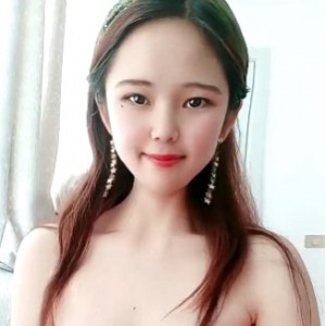 清新脱俗！漂亮带货主播韩士博展示商品，视频数量和大小适中