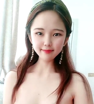 清新脱俗！漂亮带货主播韩士博展示商品，视频数量和大小适中