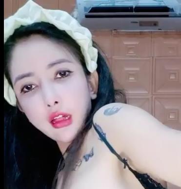 是张类第一次露脸的视频。可以说这是一部顶级的自拍作品，让人们对美女张类有了更多的了解和好奇。