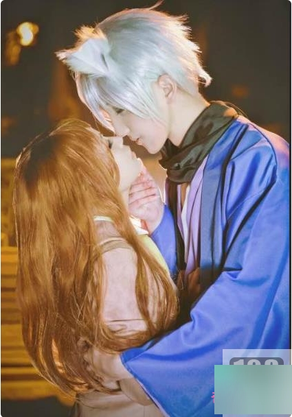 《高颜值COSER元气少女花狸追：青纯校园风与性感路线的完美结合》