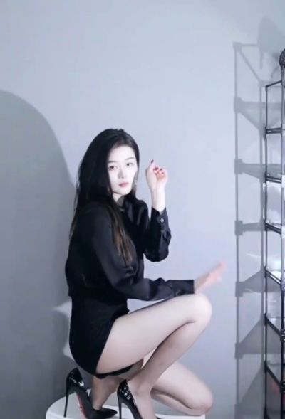 张昔由魅力群舞视频：精彩更新，吸引大量粉丝