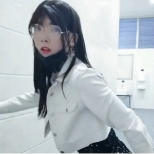 清纯眼镜长腿女孩：视频数量惊人，大小各异