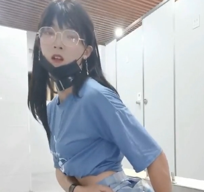 清纯眼镜长腿女孩：视频数量惊人，大小各异